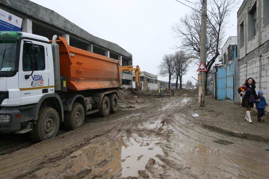 Strada Unirii - drumul spre Rai trece prin Iad. Nu există reabilitare fără nămol şi utilaje