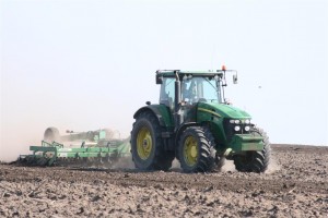 Agricultorii gălăţeni vor să încheie campania de primăvară până pe 10 mai