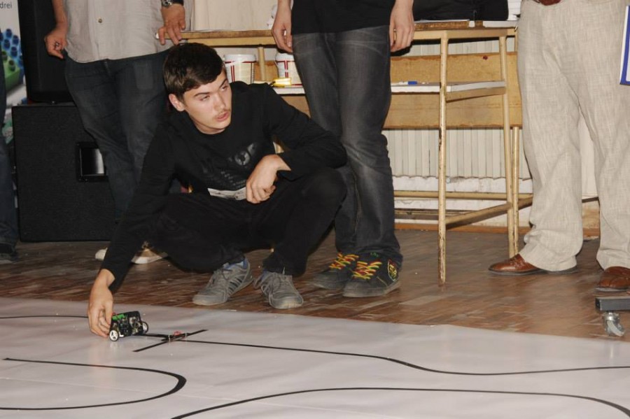 Confruntarea roboţilor, la Galaţi/ Au început înscrierile pentru ediţia a II-a a concursului ROBOGAL (FOTO)