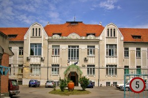 Bătrân IMOBILIZAT într-un cărucior cu rotile, PĂRĂSIT în subsolul unui SPITAL