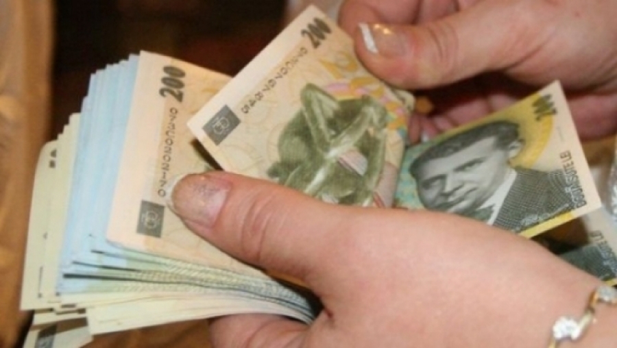 Angajaţii de la Guvern şi Presedinţie au încasat salarii cu 70 LA SUTĂ MAI MARI