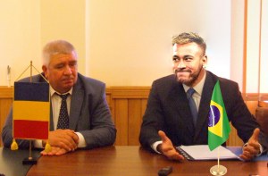 Fotbalistul brazilian Neymar Jr. (dreapta), alături de prefectul județului Galați, Dorin Otrocol, în timpul unor negocieri-surpriză