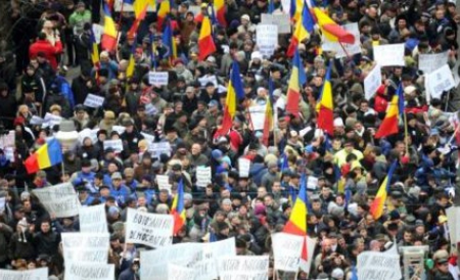 Protestatarii care au plecat în marş din Piaţa Victoriei au ajuns la sediul TVR