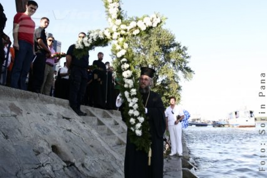 Crucea de flori, la malul Dunării