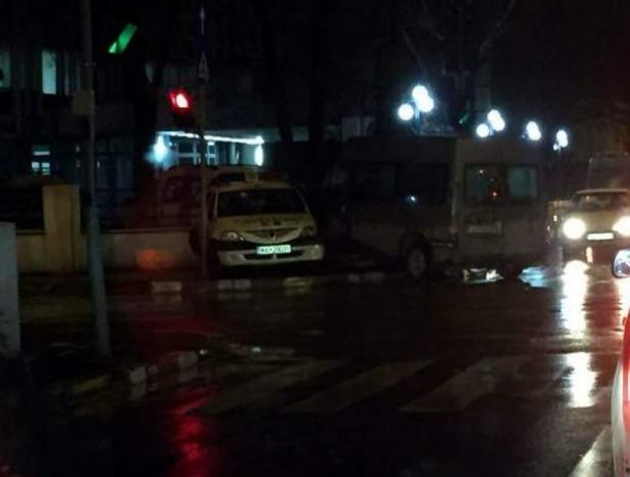 ACCIDENT în Galaţi între o maşină de poliţie şi o dubă