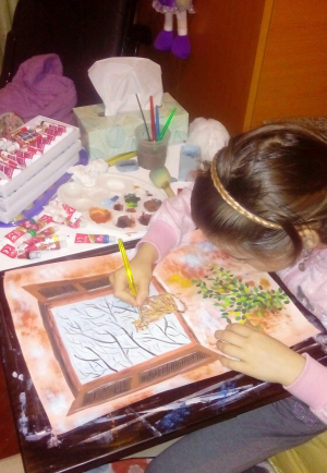 Un copil talentat îşi licitează tablourile pentru o mamă bolnavă
