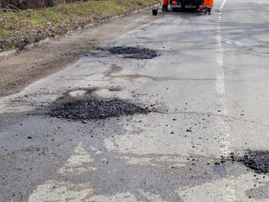 GROPILE de pe șoselele României însumează 80 de kilometri pătrați