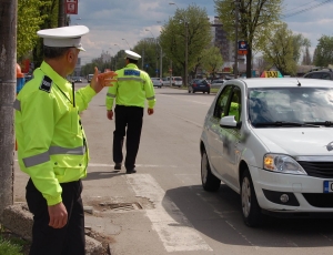 Poliţiştii locali, cu ochii pe şoferi indisciplinaţi din trafic