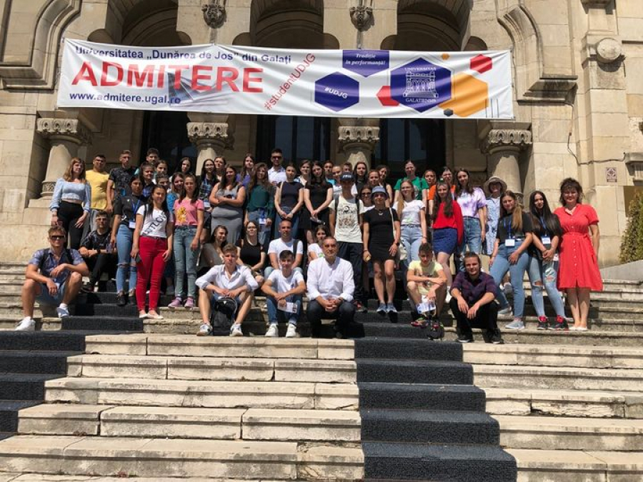 100 de liceeni au vizitat Universitatea „Dunărea de Jos” într-un program al Şcolii de Vară