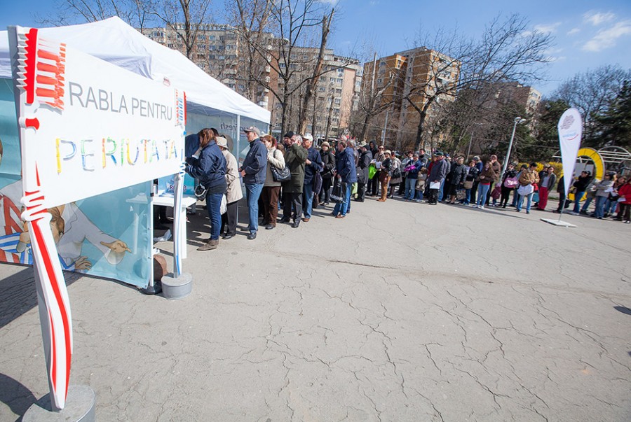 Schimbă-ţi gratuit periuţa de dinţi! Caravana "Rablă pentru periuţa ta" a ajuns la Galaţi