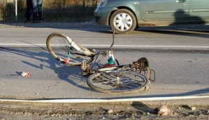 Accident grav în intersecție. Un biciclist a fost ucis în impactul cu o mașină
