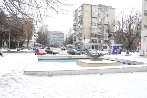 REPORTAJ într-o zonă centrală din Galați, ocolită de reabilitări | Un cartier, patinoar în aer liber, plin de gunoaie