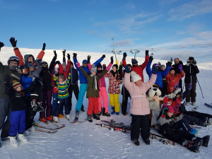 APCA şi ”Zâmbete pe schiuri” | Copiii gălăţeni cu autism, răsfăţaţi cu o tabără de ski