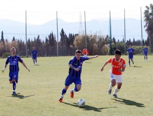 Vali Munteanu (la minge), luat în probe de la FCM Dunărea, a avut ieri şansa de a marca primul său gol în roş-alb-albastru