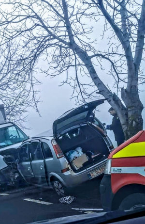 Impact frontal între un camion şi un autoturism. Patru persoane au fost rănite