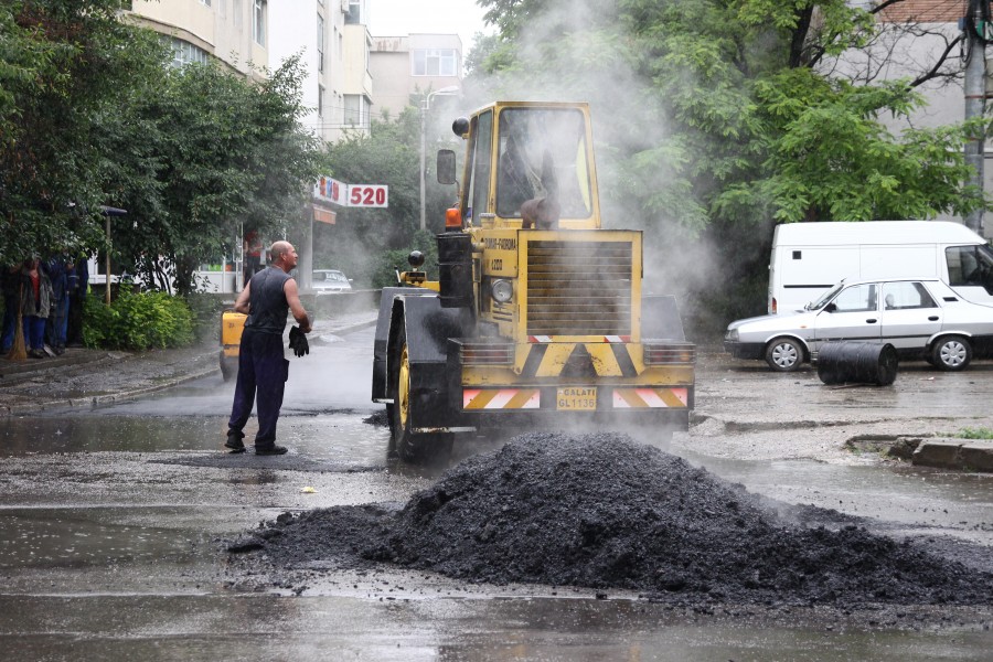 Gafele anului 2012 la Galaţi: Ploua infernal, şi noi asfaltam...