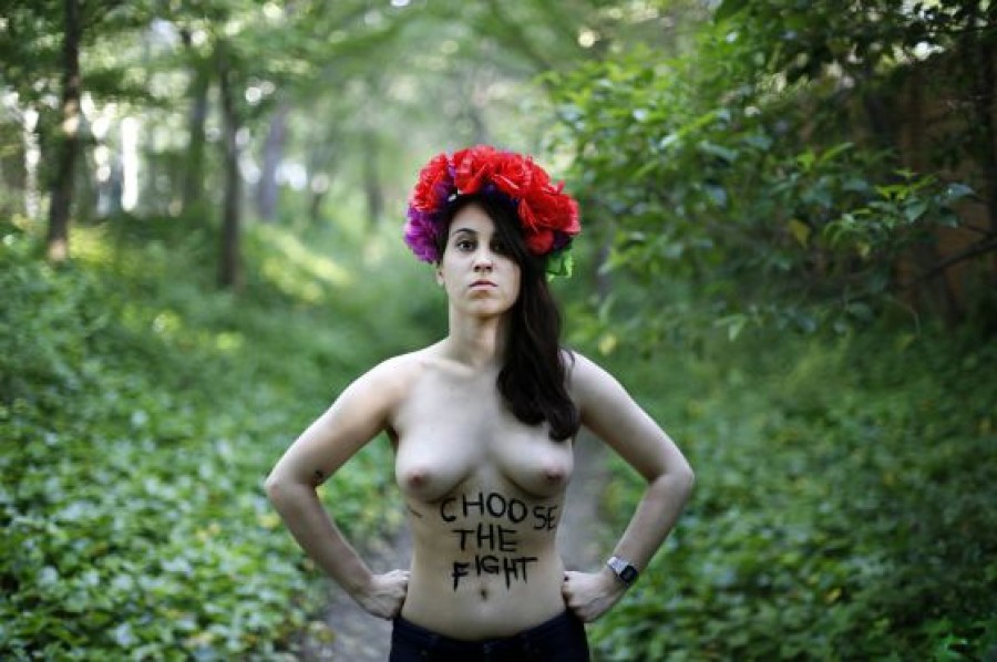 Nuditatea, modalitate de protest/ De ce protestează feministele în pielea goală