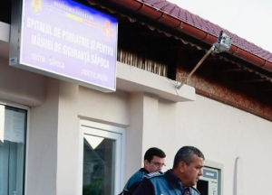 Patru morţi şi nouă răniţi grav. Bărbatul a lovit pacienţii cu un stativ pentru perfuzii