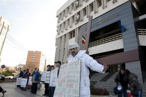 Protest la uşile Tribunalului Galaţi. Solidaritatea reclamă „abuzuri” înaintea unui proces în care este intervenient