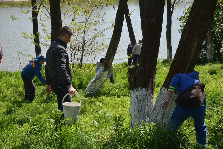 Pregătiri de 1 Mai: Lacul Vânători, curăţat de pompieri