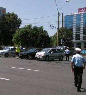 ACCIDENT provocat de o şoferiţă grăbită, într-o intersecţie aglomerată din Galaţi