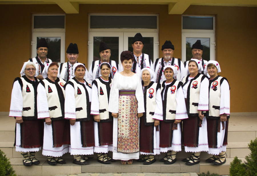 Dedicare şi pasiune pentru tradiţiile româneşti. Ansamblu folcloric de patrimoniu naţional, la Odaia Manolache