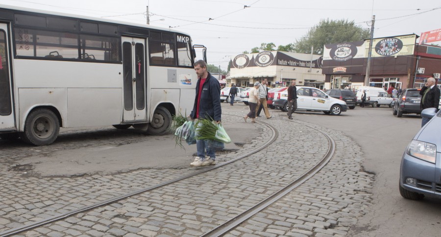 Haos rutier la intrarea în Piaţa Centrală