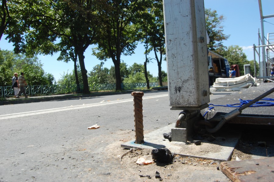 Ce-a RĂMAS după Festivalul „Dunărea noastră”/ PIROANE bătute în carosabil, un tei chelit şi iarbă PÂRJOLITĂ (FOTO)