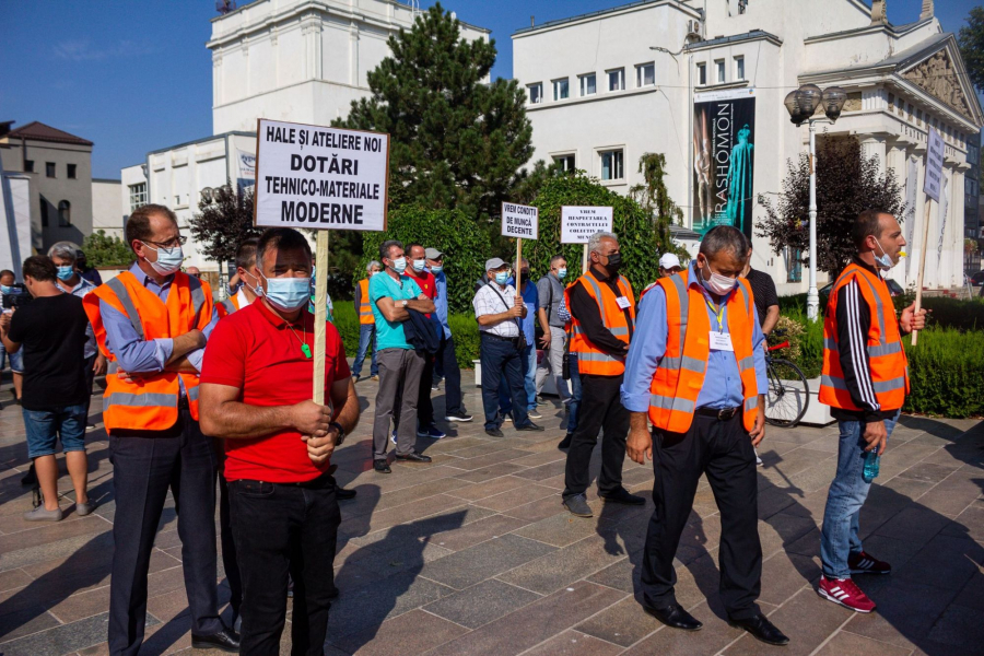UPDATE Sindicaliștii din Transurb au protestat în fața Prefecturii