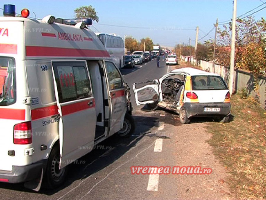 VASLUI: AMBULANŢĂ implicatã într-un ACCIDENT MORTAL la Vãleni