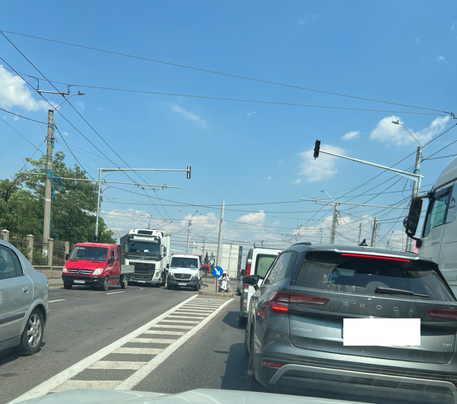 Cerșetoria la semafor, la limita dintre pericol și ilegalitate. Cine îi întreabă de sănătate pe milogii din intersecții?