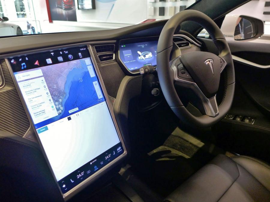Maşinile Tesla primesc YouTube şi Netflix