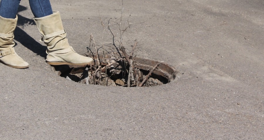 Canalizările fără capac din Galaţi - capcane pentru pietoni (FOTO)