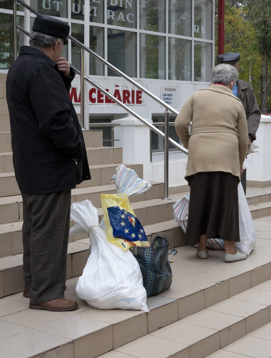 Pensionarii au nedumeriri în privinţa ajutoarelor UE/ Află care sunt beneficiarii acestui program