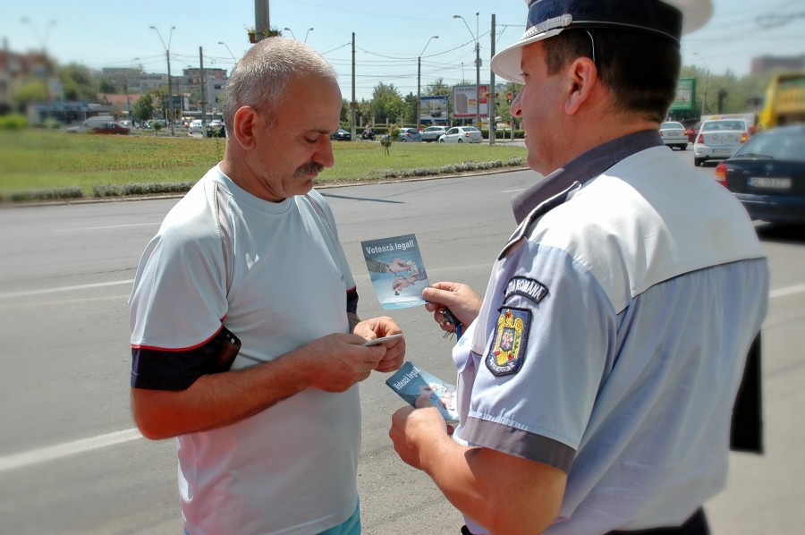 Gălăţenii se îmbulzesc să-şi facă buletine pentru referendumul de duminică