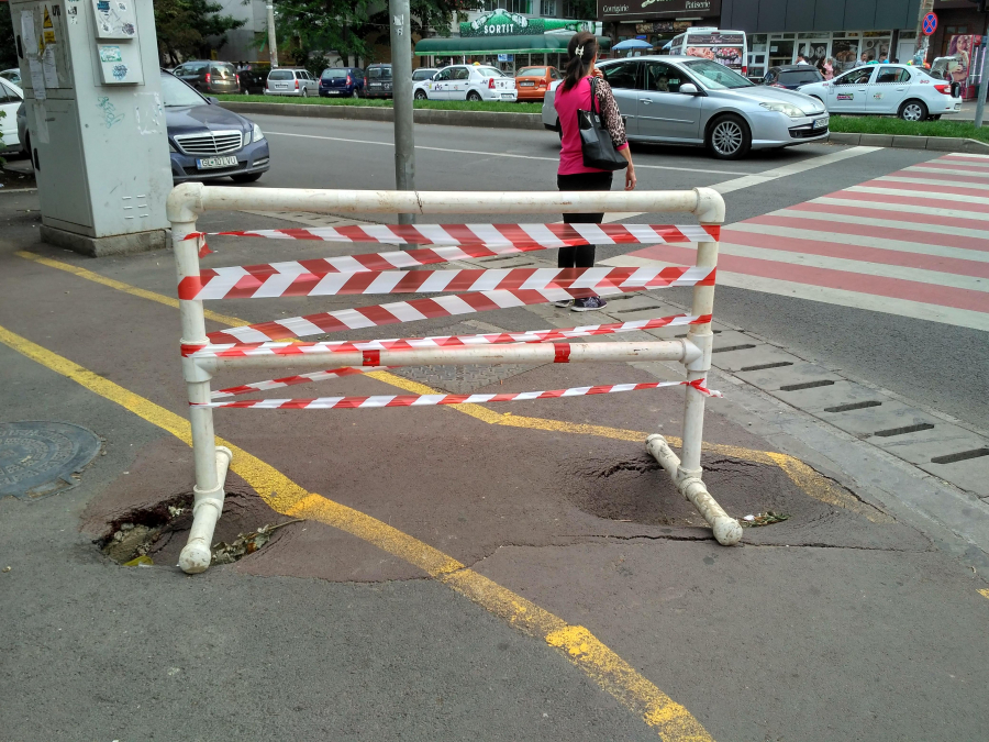 Două gropi ”evoluează” pe o pistă de biciclete din Galați (FOTO)