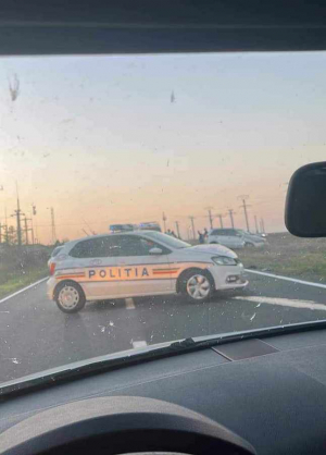 Echipaj de la Poliția Rutieră Galați, accidentat într-o misiune de urmărire. Două persoane au fost rănite