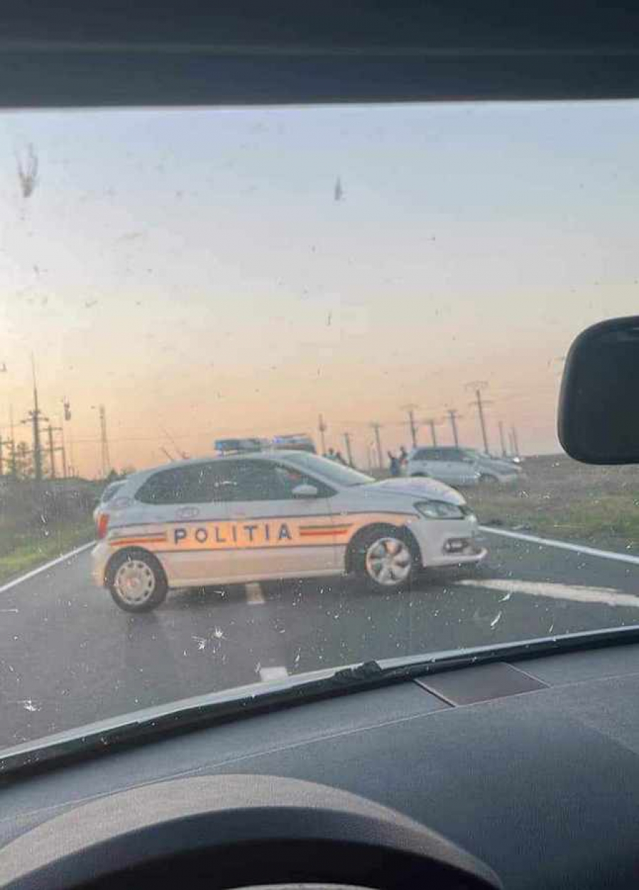 Echipaj de la Poliția Rutieră Galați, accidentat într-o misiune de urmărire. Două persoane au fost rănite