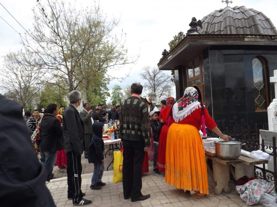 FOTO/ Gălăţenii au luat cu asalt CIMITIRELE, cu o zi înainte de Paştele Blajinilor 