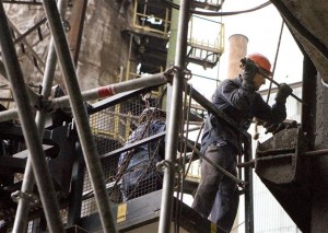 Peste 4.300 de salariaţi din Galaţi au grupă şi în 2012