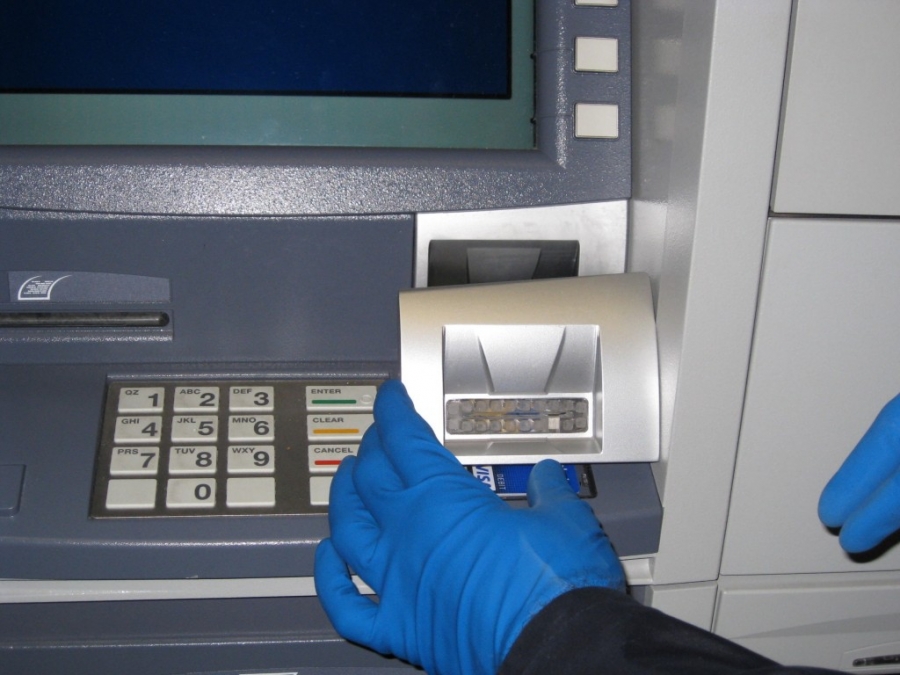 "Fabrică" de CARDURI descoperită la Galaţi. IATĂ cum erau GOLITE CONTURILE bancare (VIDEO)