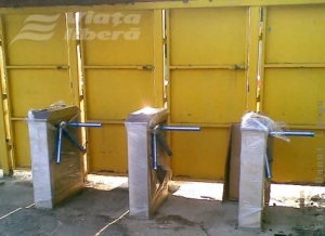 Turnichetele, gata abia astăzi! 
