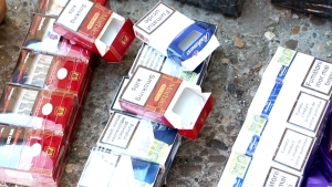 Razie în Piaţa Calea Basarabiei | Hârtii vândute pe post de ţigări şi arme albe, confiscate de poliţiştii locali