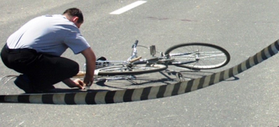 Un BICICLIST a fost LOVIT de o maşină în timp ce întorcea fără să se ASIGURE