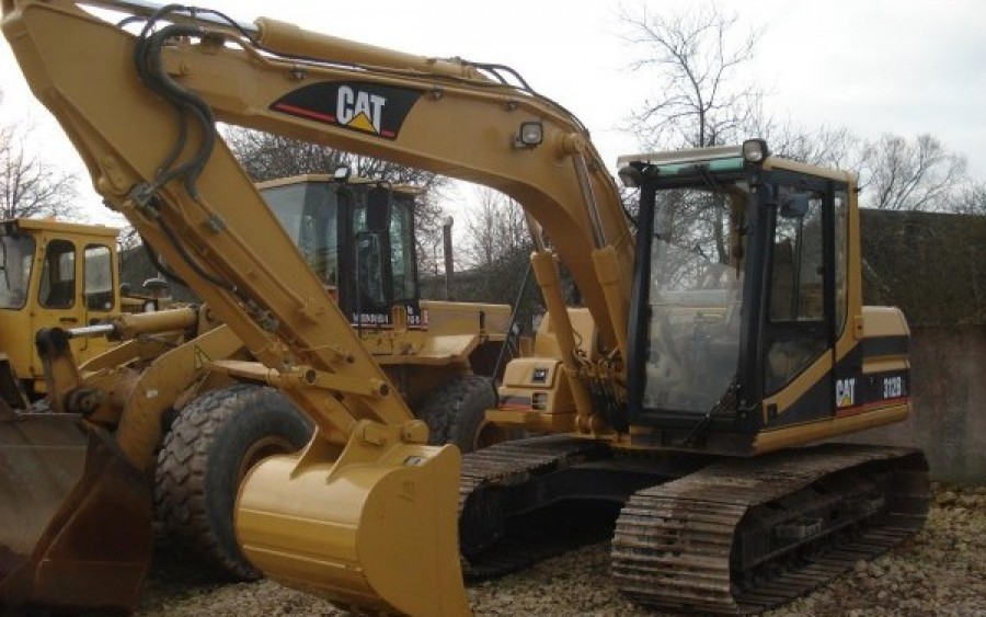 Furt în stil mare lângă combinat! Au vrut să scoată conducta cu excavatorul!