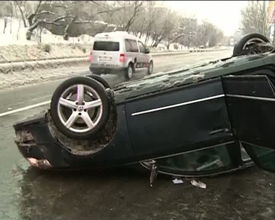 Viteza şi zăpada nu fac casă bună! Două femei au fost rănite în accidente rutiere