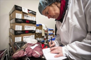 CONTROALE şi AMENZI înaintea Sărbătorilor de iarnă: PRODUSE alimentare FĂRĂ termen de VALABILITATE