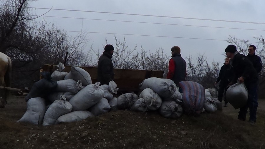 Tone de cocs, furate cu mâinile goale din combinatul gălăţean