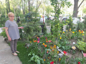 Doamna Vasilica Miron, în grădina sa minunată