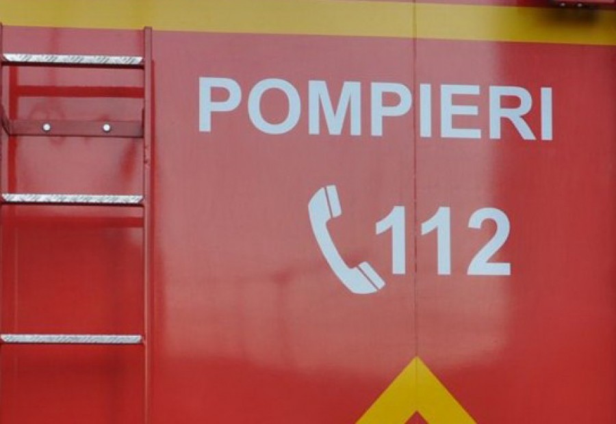 Trei maşini, avariate într-un INCENDIU pe o stradă din Galaţi